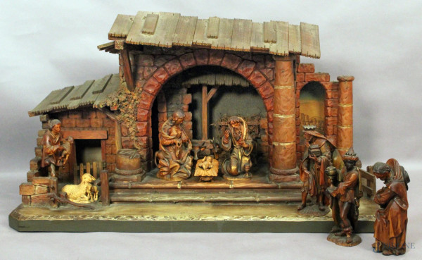 Presepe composto da una capanna e dodici personaggi in legno, arte altoatesina, altezza personaggi 27 cm, misure capanna cm. 60x109x50.