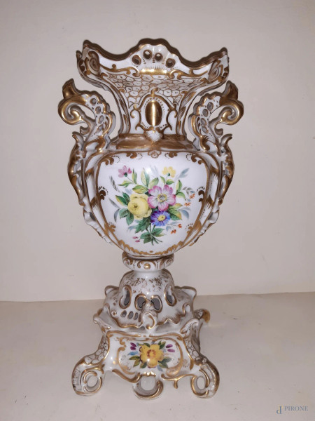 vaso centrotavola in porcellana chiara a decoro floreale con particolari dorati, (difetti), h 29 cm.