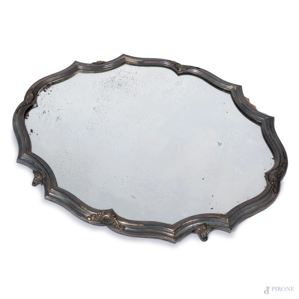 Vassoio con struttura in legno rivestita in lamina di argento e piano a specchio, XX seecolo, cm 55x41, (segno di usura)