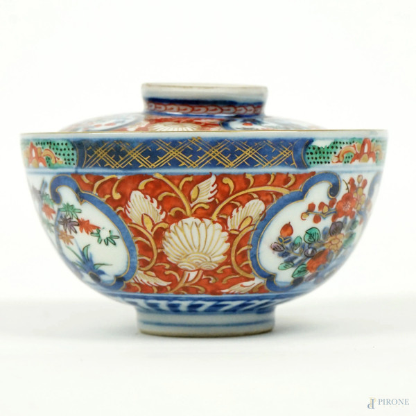 Piccola bowl con coperchio in porcellana policroma, arte orientale, XX secolo, cm h 6,5 diam 11,5