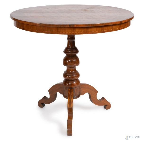 Tavolo in legno impiallacciato e intarsiato in varie essenze. Piano circolare decorato ad intarsio con motivi geometrici, poggiante su tre gambe mosse, XIX secolo, cm 80x89, (segni di sura, scalfiture, difetti, sollevamenti e mancanze di impiallacciatura)