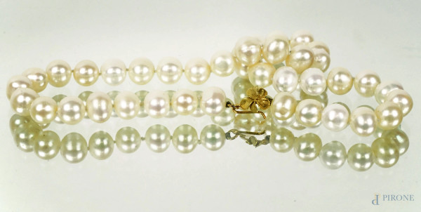 Collana di perle, chiusura in oro 18 KT a foggia di fiore, lunghezza cm 44, peso gr.80