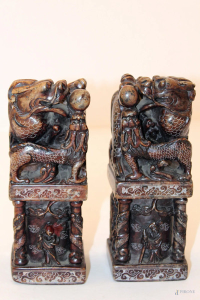 Lotto di due antiche sculture in pietra saponaria sormontati da cani di foo, arte orientale, h. 20 cm.