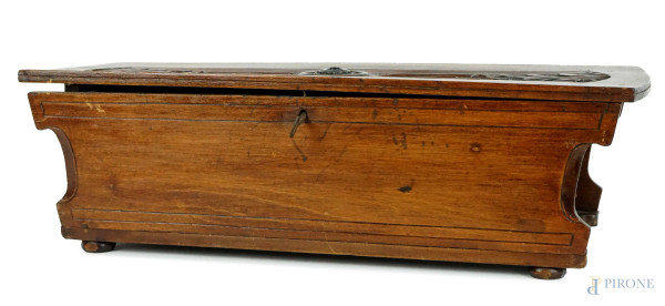 Scatola in legno,  coperchio con particolari intagliati a motivi fogliacei, cm h 12x45x15, inizi XX secolo, (segni del tempo).