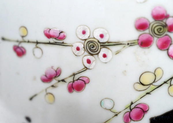 Vaso in porcellana decorata in policromia con vasi di bonsai, fiori e ideogrammi, Cina, XX secolo...