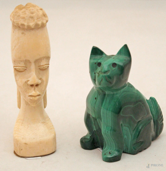 Lotto di due sculture di qui a soggetto di busto di donna e gatto uno in avorio ed uno in malachite 