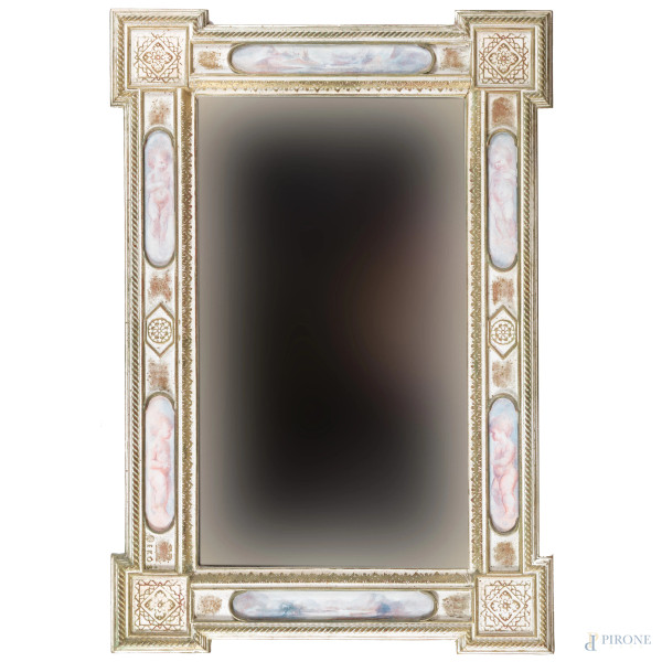 Specchiera con cornice in legno intagliato, dorato e laccato, decorato con putti e scene di paesaggio, XX secolo, cm 96,5x66