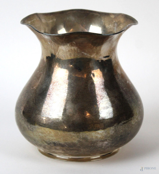 Vasetto in argento, bordo smerlato, argenteria Lovi, seconda metà XX secolo, cm h 14,5, gr 403