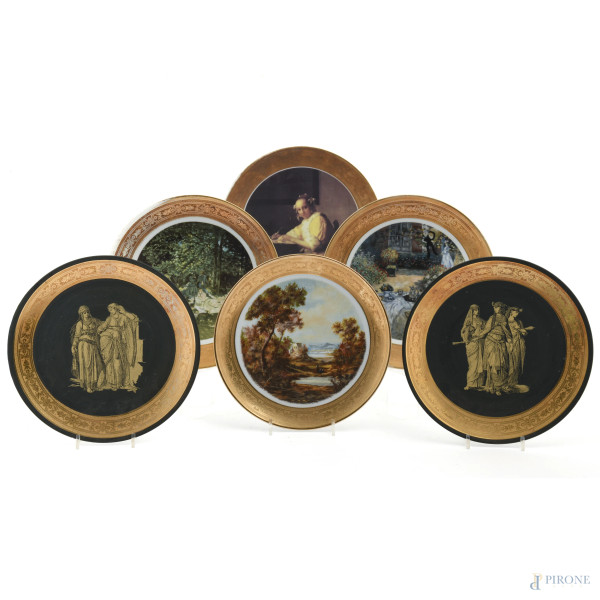 Lotto di sei piatti in porcellana tedesca con profilo dorato e riproduzione a stampa di dipinti e sculture antiche, XX secolo, diametro cm 26, (segni di usura, sbeccature, perdite di doratura)