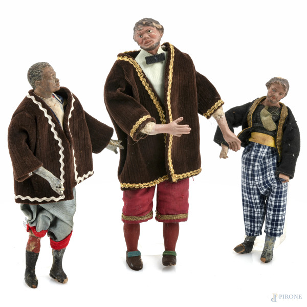 Lotto di tre personaggi da presepe in terracotta e tessuto, inizio del XX secolo, altezza massima cm 32,5, (segni di usura, difetti)