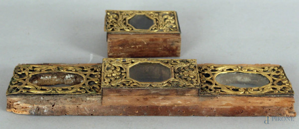 Lotto composto da due portareliquie in legno con placche in bronzo dorato, XVIII sec, h. 10x34 cm,  - 8x11 cm.