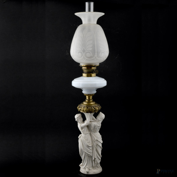 Lampada da tavolo con struttura in biscuit scolpita a foggia di due fanciulle che sorreggono il lume. Applicazioni in bronzo dorato e paralumi in vetro e vetro opalino, XX secolo, altezza cm 75