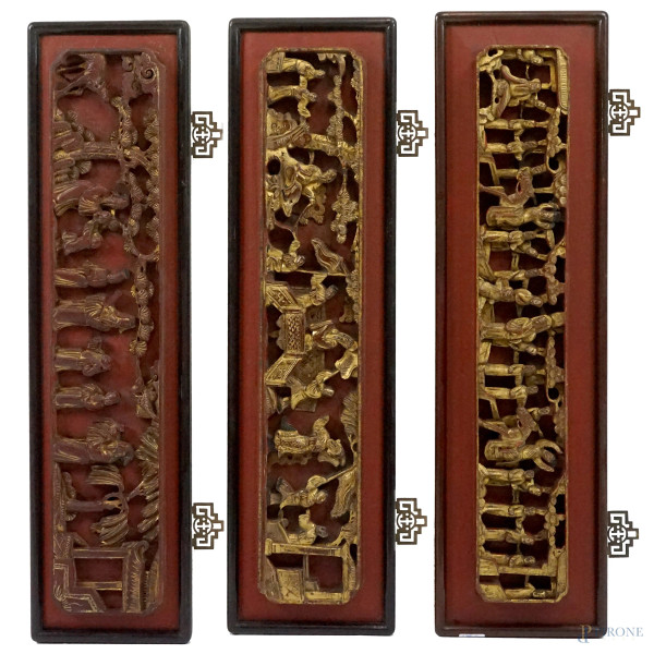 Tre fregi  in legno intagliato, laccato e dorato raffiguranti personaggi orientali, cm 12x59, ingombro totale cm 17x65,5,   arte orientale, XX secolo, (difetti).