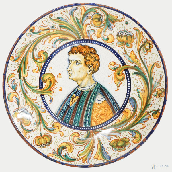 Grande piatto in maiolica policroma in stile rinascimentale raffigurante una figura maschile, fascia decorata a motivi vegetali, XX secolo, diametro cm 43,5