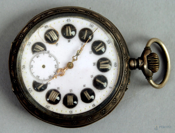 Orologio da taschino in argento cesellato con quadrante in smalto.