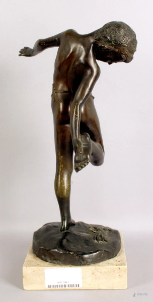 Fanciullo, scultura in bronzo, firmato h. 37 cm, base in marmo.