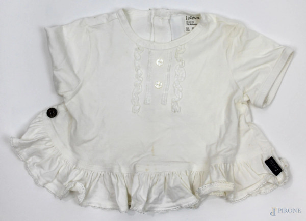 Jottum, maglietta bianca da bambina a maniche corte, dettagli merlettati e ricamati, chiusura a tre bottoni sul retro, taglia 2 anni, (difetti).