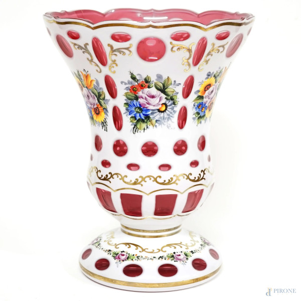 Vaso in cristallo di Boemia rosa e bianco, decorazioni floreali policrome e finiture dorate, XX secolo, altezza cm 30,5 (difetti)