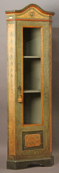 Angoliera ad uno sportello in legno laccato e dipinto, XIX sec, h. 200x42x42 cm.