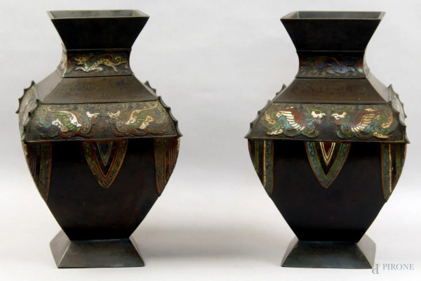 Coppia vasi di linea romboidale in bronzo con decori a cloisonn&#233;, arte orientale, inizi XX sec., altezza 30 cm, (un vaso manca fondo).