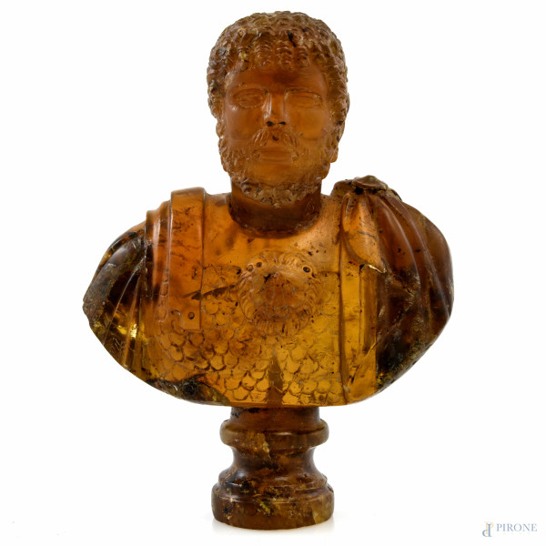 Bustino di imperatore in ambra, XX secolo, altezza cm 15, (segni di usura, scalfiture, difetti)