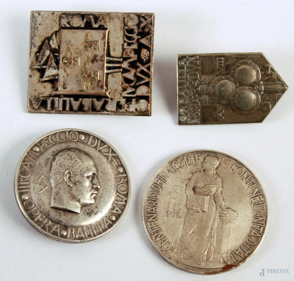 Lotto composto da una moneta in argento e tre spille del ventennio.