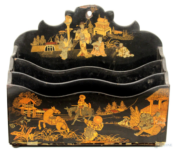 Portalettere in legno ebanizzato e dipinto raffigurante scene di vita, arte orientale, cm 20 x 24 x 9.