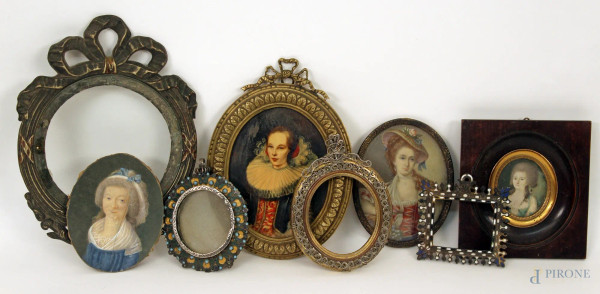 Lotto composto da cinque cornicette portafoto e tre miniature, H massima 16 cm.