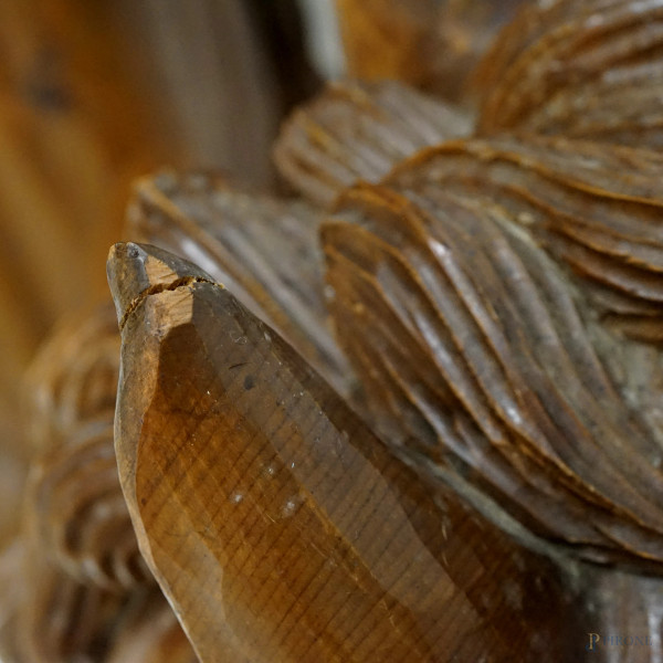 Testa di cavallo in legno scolpito, XX secolo, cm 69x67x41 (difetti)