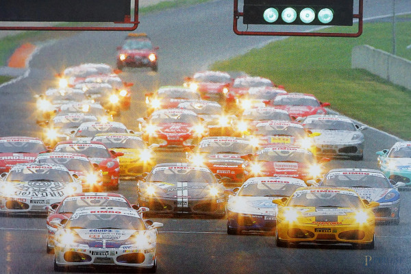 Lotto di due volumi e tre riviste Ferrari, (lievi difetti)