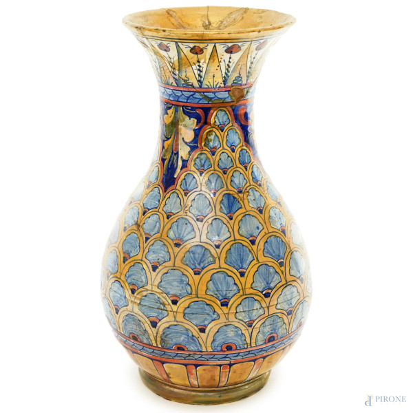 Vaso in ceramica a lustro nei toni del blu e del giallo, XX secolo, altezza cm 29 (difetti)