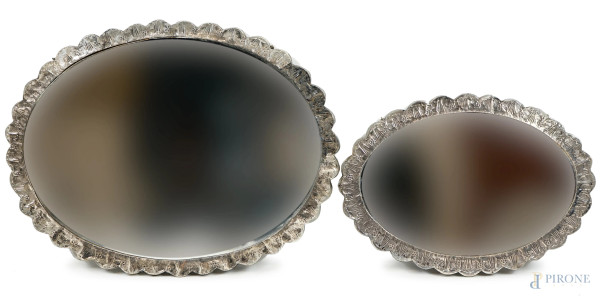 Due specchi orientali di linea ovale in lamina d'argento sbalzata e cesellata, misure max cm  39x30, inizi XX secolo