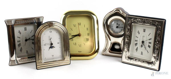 Lotto di cinque orologi da tavolo, forme e materiali diversi, altezza max cm. 21,5, XX secolo.