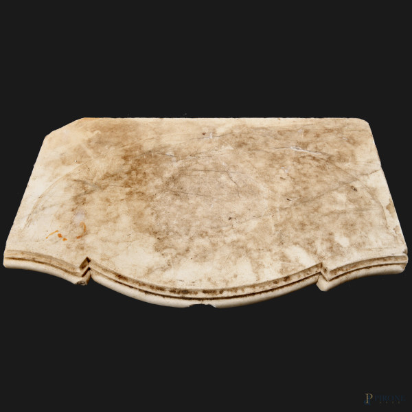 Lotto composto da 4 elementi in marmo: 2 piani in marmo, XX secolo, cm 2x49x31, (difetti e rottur...