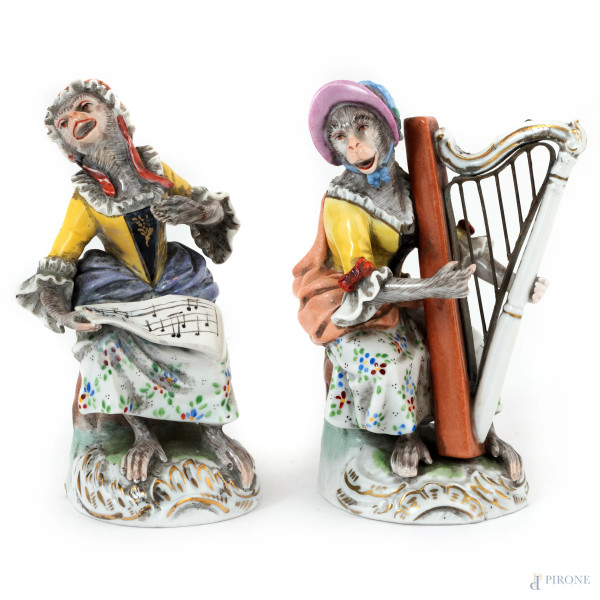 Lotto di due sculturine in porcellana Dresden raffiguranti scimmie musicanti, XX secolo, altezza massima cm 13,5, (segni di usura, difetti, scalfiture)
