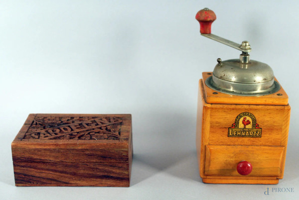 Lotto di un macinino ed una scatola in legno, altezza 18 cm.