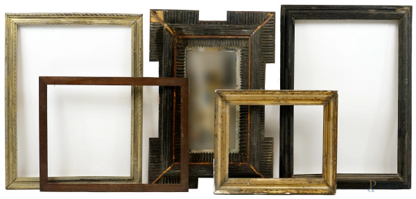 Lotto di cinque cornici diverse in legno intagliato e dorato, ingombro max cm 71x54, epoche diverse, (difetti).