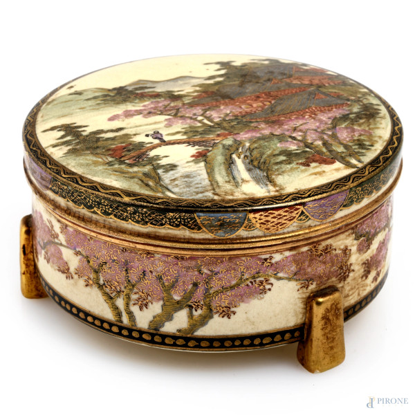 Scatola portagioie in porcellana dipinta a cineserie, XX secolo, cm 7x14, (segni di usura)