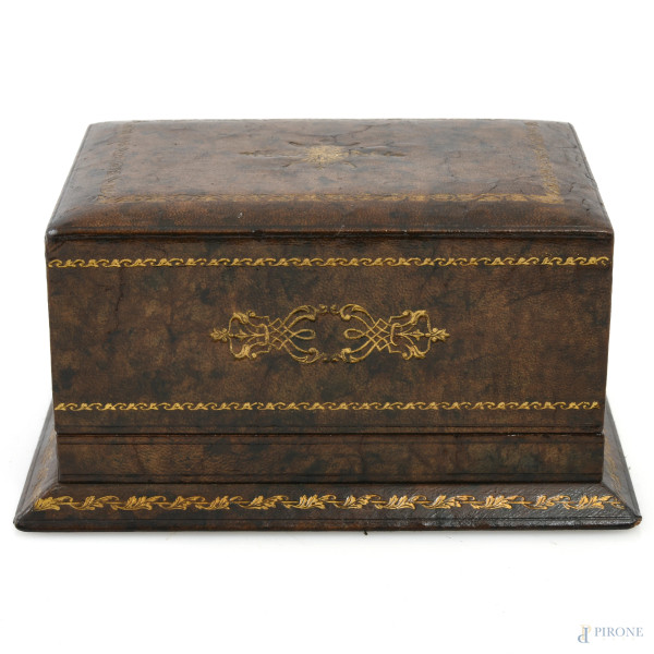Scatola portasigarette in legno con decori dorati, XX secolo, cm  8,5x16x12, (segni di usura, rotture, difetti)