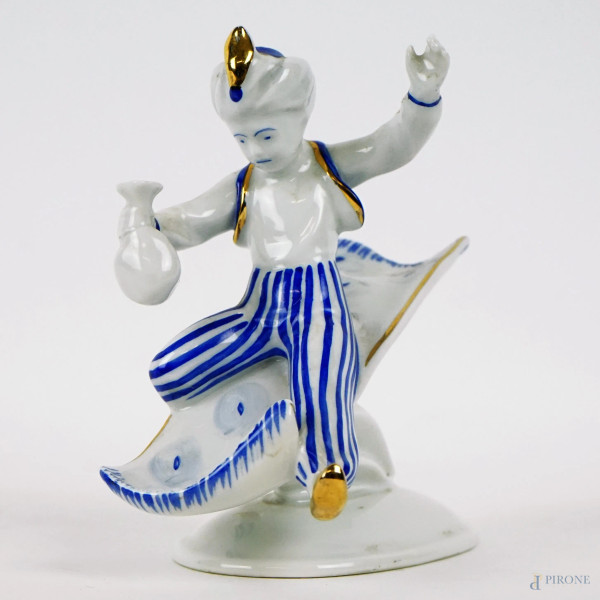 Aladino, scultura in porcellana bianco e blu, dettagli dorati, cm h 13, marchio Kezzel Festett alla base, XX secolo.