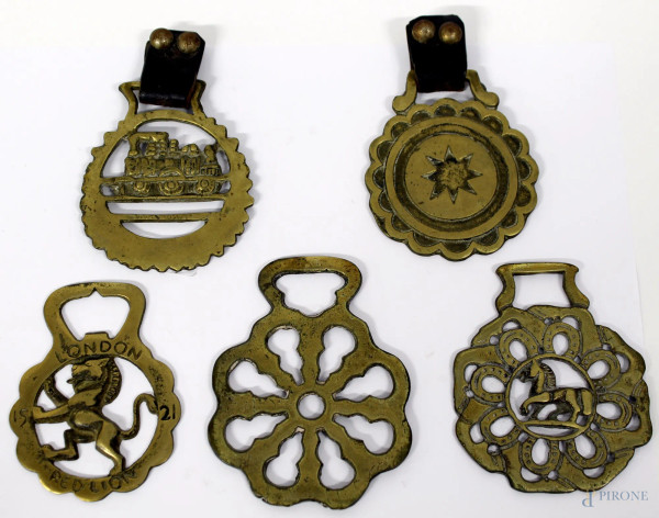 Lotto composto da cinque antiche guarnizioni in ottone, cm 10 x 8.