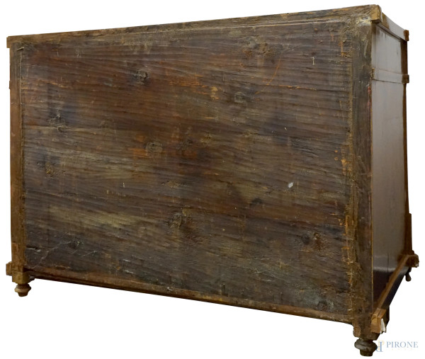 Comò in legno impiallacciato in varie essenze, Nord-Europa, fine XVIII-inizi XIX secolo, cm 94x12...