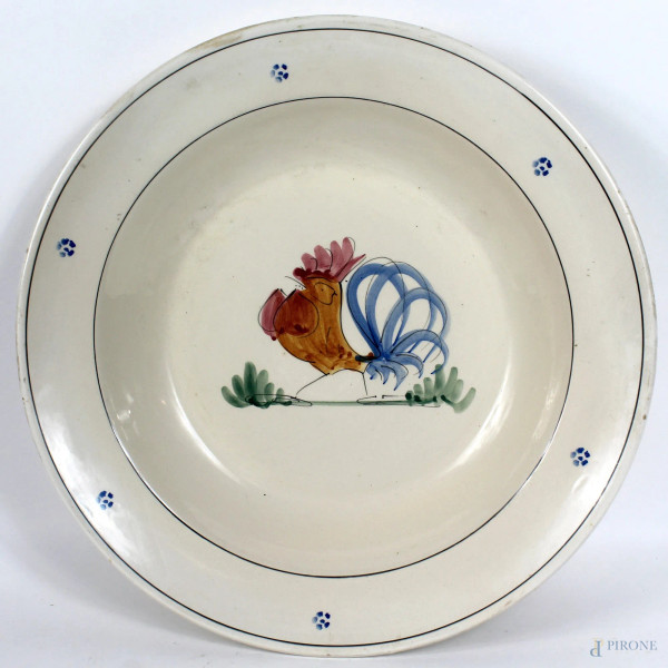 Piatto in ceramica policroma con figura di gallo, diametro cm. 37,5, marca sotto la base, (lievissimi difetti).