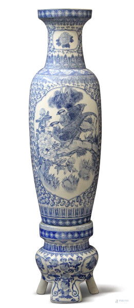 Grande vaso in porcellana bianco e blu a soggetto di fiori con medaglione centrale a motivo di paesaggio con galli, poggiante su base, h. vaso 122, h. base 43 