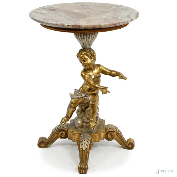 Tavolino con piano circolare in marmo, sostegno in legno scolpito e dorato raffigurante un putto su  [..]