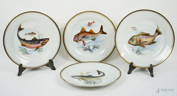 Lotto di 4 piatti da pesce in porcellana policroma, Bavaria, XX secolo, diam. cm 25,5