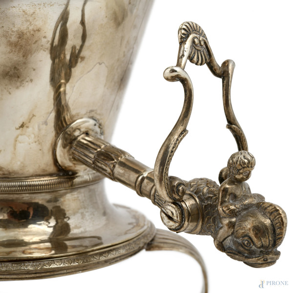 Samovar in argento finemente cesellato con dispensatore a foggia di delfino cavalcato da putto, V...