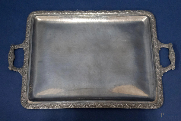 Vassoio a guantiera di linea rettangolare con bordo cesellato in metallo argentato, 64x52 cm.