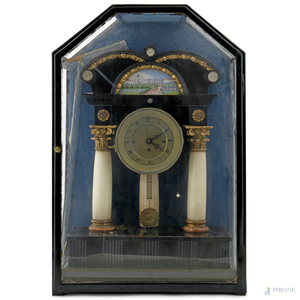 Pendola da camino a due colonne trabeate in alabastro con decorazione dipinta a villa viennese. Quadrante in metallo dorato circolare con numeri romani. Entro teca in legno e vetro. XIX secolo, misure complessive cm 66,5x44x18, (difetti, da revisionare)