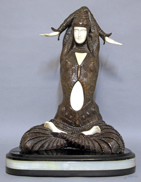 Figura Liberty, scultura in bronzo con applicazioni in avorio, poggiante su base in onice,  XX sec, firmata, altezza 44 cm.